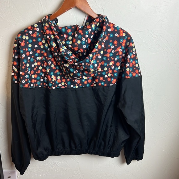 Nike Hooded Wind Breaker - Picture 3 of 3